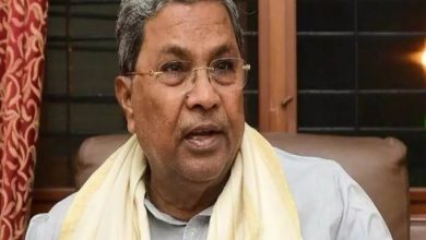 कांग्रेस नेता Siddaramaiah के आवास के बाहर लगे भगवान राम और हनुमान जी के पोस्टर