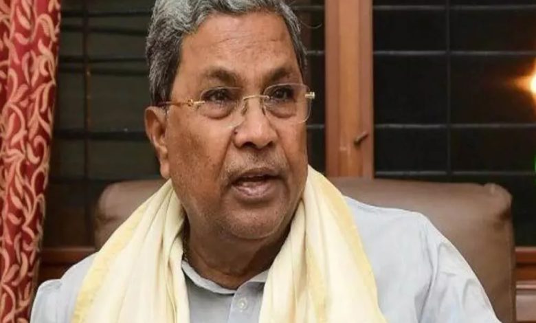 कांग्रेस नेता Siddaramaiah के आवास के बाहर लगे भगवान राम और हनुमान जी के पोस्टर