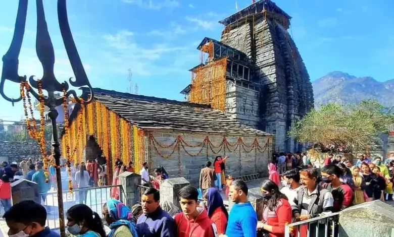 एक तरफ झुका गोपेश्वर का गोपीनाथ मंदिर, गर्भगृह में टपक रहा पानी, पुरातत्व विभाग को दी गई सूचना