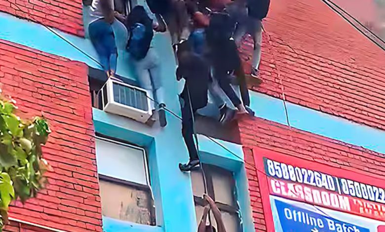 Mukherjee Nagar में लगी आग पर Delhi हाईकोर्ट ने लिया संज्ञान, पुलिस-MCD को जारी किया ये नोटिस