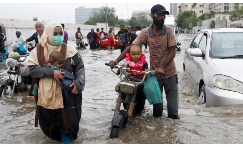 पाकिस्तान में बारिश और आंधी का कहर, तूफान में सैकड़ों घर हुए नष्ट