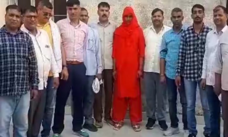 Rajasthan: धौलपुर में महिला का भेष बनाकर घूम रहा था कुलदीप जघीना हत्याकांड का इनामी आरोपी, पुलिस ने ऐसे पकड़ा