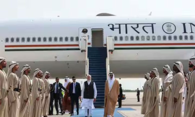 PM Modi Dubai Visit: तिरंगे के रंग में रंगा बुर्ज खलीफा, UAE पहुंचे पीएम मोदी, एयरपोर्ट पर हुआ भव्य स्वागत