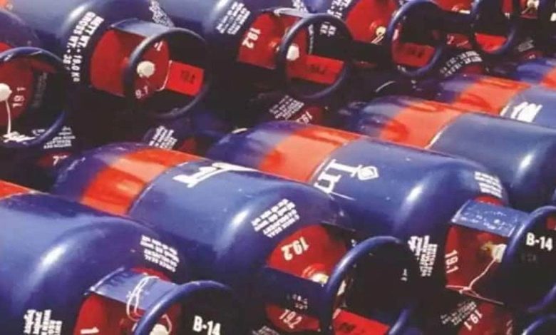 आज से Gas Cylinder से लेकर Income Tax तक बदल रहे ये नियम, आपकी जेब पर होगा सीधा असर