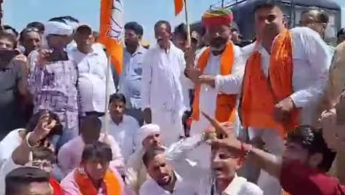 Parivartan Sankalp Yatra के रूट को लेकर बीजेपी कार्यकर्ता पुलिस से भिड़े, थाने के सामने किया धरना-प्रदर्शन