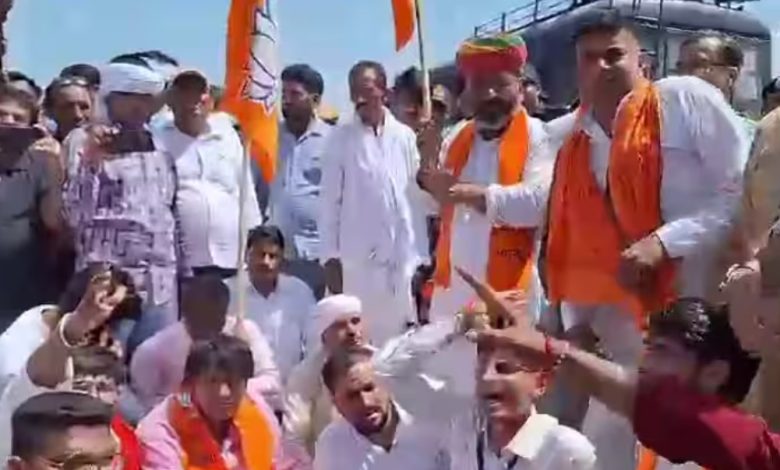 Parivartan Sankalp Yatra के रूट को लेकर बीजेपी कार्यकर्ता पुलिस से भिड़े, थाने के सामने किया धरना-प्रदर्शन