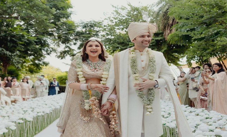 Parineeti-Raghav Wedding: शादी के बंधन में बंधे परिणीति-राघव, पति-पत्नी के रूप में देखें जोड़े की पहली तस्वीर