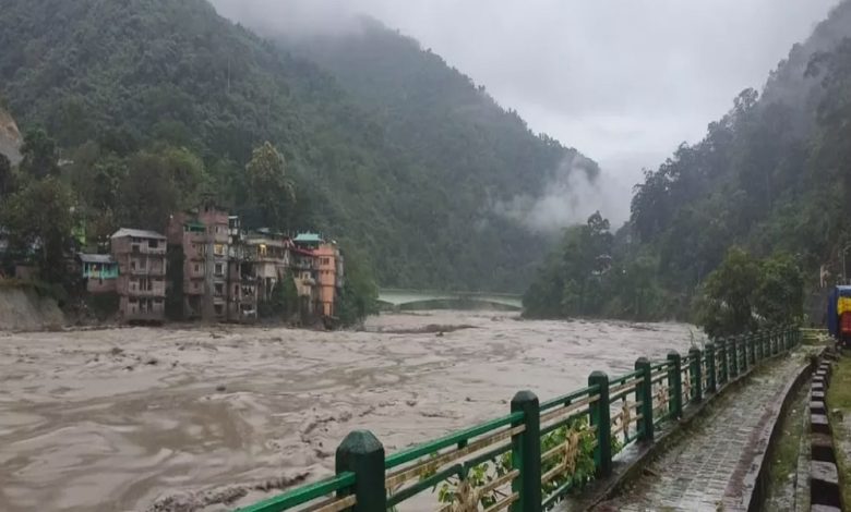 Cloudburst in Sikkim: सिक्किम में बादल फटने तीस्ता नदी में बाढ़ जैसी स्थिति, सिंगतम में सेना के 23 जवान लापता