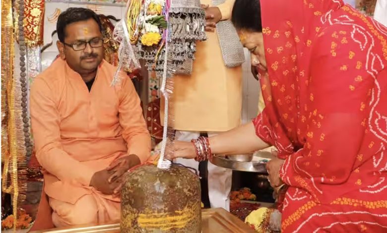 Rajasthan News: चुनावी नतीजों से पहले भगवान की शरण में Vasundhara Raje, त्रिपुरा सुंदरी मंदिर में की पूजा-अर्चना