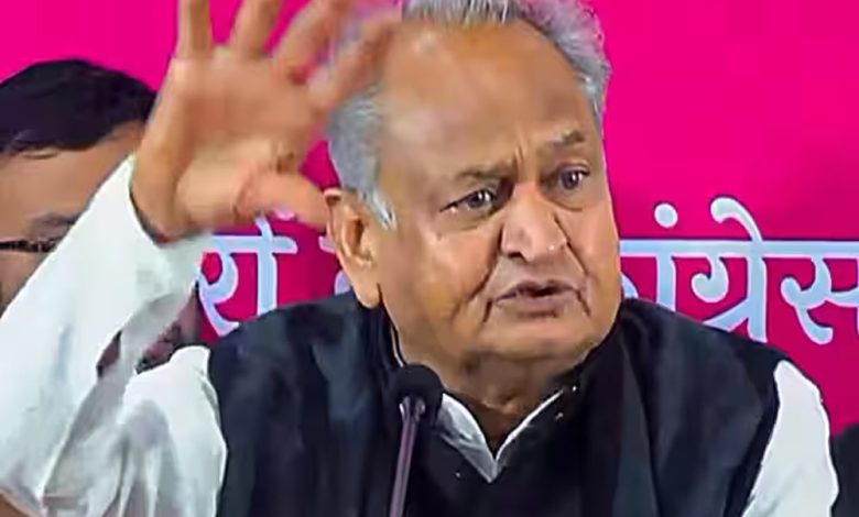 Rajasthan में मंत्रिमंडल विस्तार में देरी पर Ashok Gehlot का तंज, कहा- 'समस्याओं के समाधान के लिए किनके पास जाएं...'