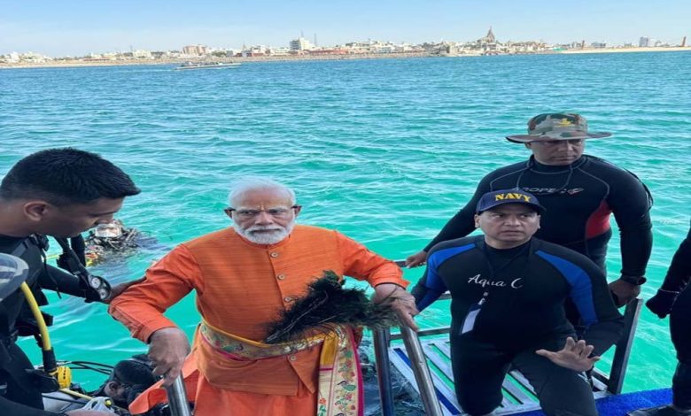 PM Modi In Dwarka: समुद्र में डूबी द्वारका नगरी के नजदीक पहुंचे प्रधानमंत्री, सोशल मीडिया पर साझा किया अनुभव