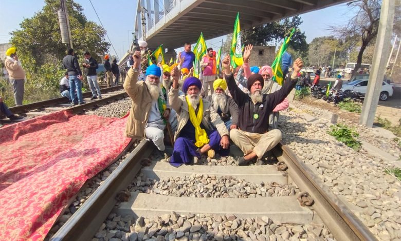 Rail Roko Andolan 2024: पंजाब में रेलवे ट्रैक पर सैकड़ों किसानों का 'हल्ला-बोल', टोल प्लाजा पर भी दिया धरना, जानें ताजा अपडेट्स