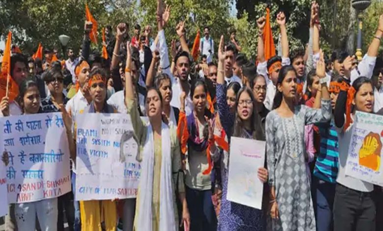 Rajasthan News: संदेशखाली घटना में दोषियों को फांसी देने की मांग को लेकर सड़क पर उतरे ABVP कार्यकर्ता