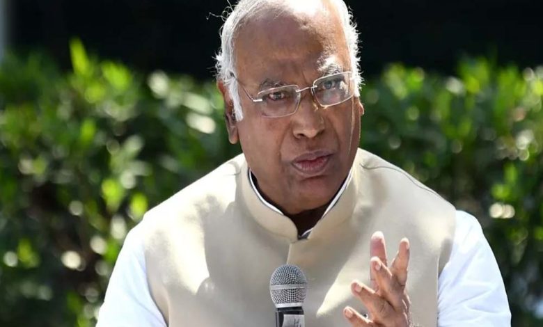 चुनावी बॉन्ड को लेकर Mallikarjun Kharge का केंद्र पर हमला- '24 घंटे में मिल जाएगी जानकारी, सबसे बड़े बैंक को ढाल बना रही मोदी सरकार'