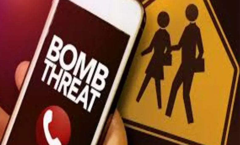 Bomb Threat In India: देश के कई स्कूलों और एयरपोर्ट को मिली बम से उड़ाने की धमकी, हाई अलर्ट पर पुलिस प्रशासन